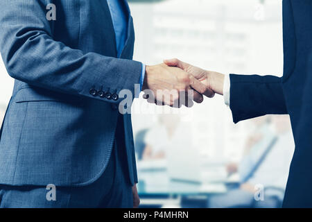 Geschäft Leute treffen und Handshake in Konferenzraum Stockfoto