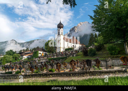 Pfarrkirche St. Johannes der Täufer mit großem Waxenstein in Grainau, Bayern, Deutschland | Kirche St. Johannes der Täufer und Großer Waxenstein m Stockfoto