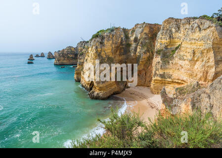 Praia de Dona Ana - wunderschöner Strand der Algarve, Portugal Stockfoto