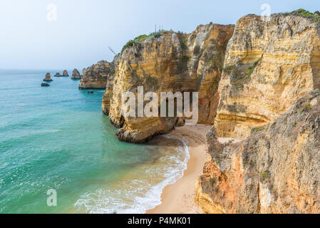 Praia de Dona Ana - wunderschöner Strand der Algarve, Portugal Stockfoto