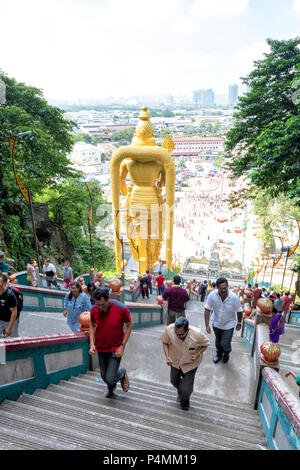 Goldene Statue einer hinduistischen Göttin an der Batu Höhlen in der Nähe von Kuala Lumpur, Malaysia Stockfoto