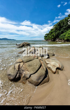 Die Borneo rainforest reicht bis in das Südchinesische Meer bei Kota Kinabalu, Borneo, Malaysia Stockfoto