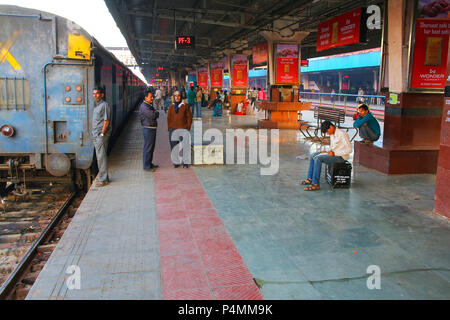 Die Passagiere für die Züge in Jaipur Junction Railway Station in Rajasthan, Indien warten. Jaipur Station allein beschäftigt sich mit 35.000 Passagiere an einem Tag. Stockfoto