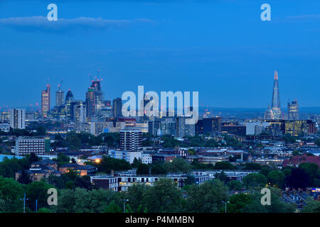 Von den Parliament Hill im Jahr 2018 fotografierte nach Sonnenuntergang, glitzernde Wolkenkratzer und beleuchtet die St Paul's Kathedrale Stockfoto