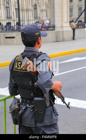 In der Nähe von Policman Regierungspalast in Lima, Peru. Peruanische nationale Polizei ist einer der größten Polizei in Südamerika. Stockfoto