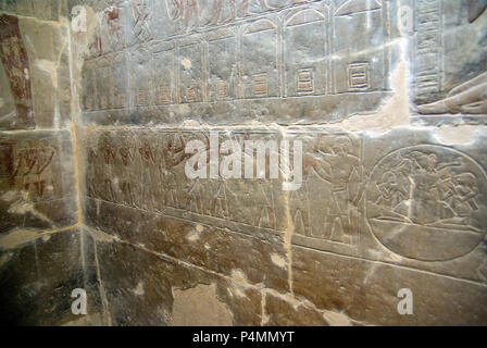 Kairo, Ägypten, 22. Februar 2017: Hieroglyphen in Flachrelief auf einem Grab in Ägypten, in der Nähe von Kairo mit Farben teilweise erhaltenen Stockfoto