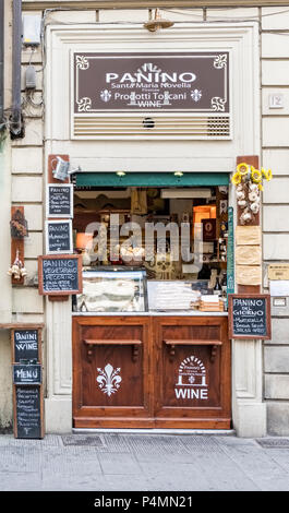 Florenz, Italien. Juni 1, 2018: die Typischen kleinen Laden namens Panino auf dem Platz des SATA-Maria Novella Verkauf von Speisen mit Plakaten malten mit Kreide in i Stockfoto