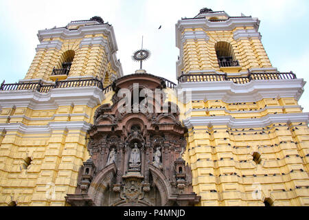 Fassade des Klosters San Francisco in Lima, Peru. Die Kirche und das Kloster sind Teil des historischen Zentrums von Lima, die zu den UNESCO-Worl hinzugefügt wurde. Stockfoto