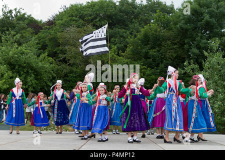 Tänzer aus Plougastel-Daoulas Tragen der Tracht. Plougastel Daoulas. Finistère. Der Bretagne. Frankreich Stockfoto