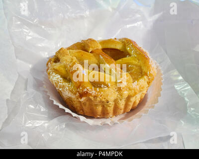 Crostata, italienische Pasta frolla Quittengelee Törtchen auf ein Gebäck, das Papier. Stockfoto