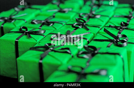 Viele grüne Geschenkboxen closeup Stockfoto