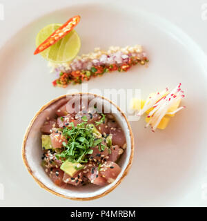 Spicy Tuna Salad Thai Stil mit traditioneller thailändischer Kraut. Stockfoto