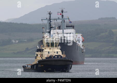 TS Empire State VI (T-AP-1001), ein Schiff der SUNY Maritime College betrieben, unterstützt durch den Svitzer tug Ayton Cross. Stockfoto