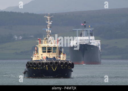 TS Empire State VI (T-AP-1001), ein Schiff der SUNY Maritime College betrieben, unterstützt durch den Svitzer tug Svitzer Milford. Stockfoto