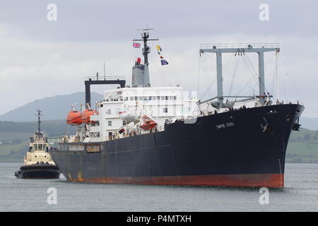 TS Empire State VI (T-AP-1001), ein Schiff der SUNY Maritime College betrieben, unterstützt durch den Svitzer tug Anglegarth. Stockfoto