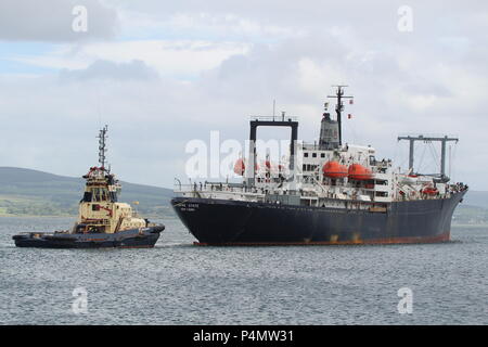 TS Empire State VI (T-AP-1001), ein Schiff der SUNY Maritime College betrieben, unterstützt durch den Svitzer tug Anglegarth. Stockfoto