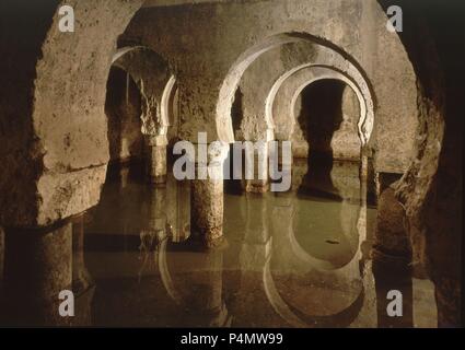 Aljibe ALMOHADE DE LA ANTIGUA CASA PALACIO DE LAS VELETAS. Lage: MUSEO DE CACERES/PALACIO DE LAS VELETAS, Caceres, Spanien. Stockfoto