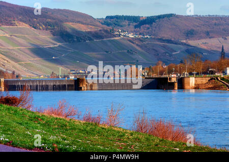 Landschaft mit Fluss und Schleuse an der Mosel in Deutschland Stockfoto