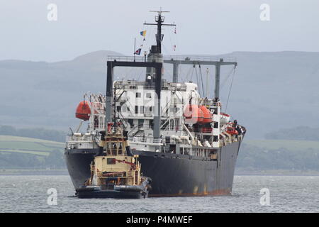 TS Empire State VI (T-AP-1001), ein Schiff der SUNY Maritime College betrieben, unterstützt durch den Svitzer tug Anglegarth. Stockfoto