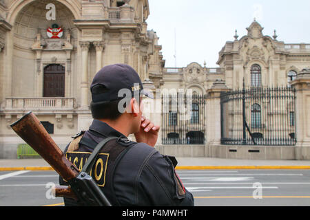 In der Nähe von Policman Regierungspalast in Lima, Peru. Peruanische nationale Polizei ist einer der größten Polizei in Südamerika. Stockfoto