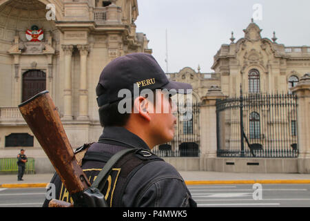 In der Nähe von Policman Regierungspalast in Lima, Peru. Peruanische nationale Polizei ist einer der größten Polizei in Südamerika. Stockfoto