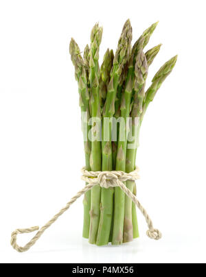 Niederlassungen der frischen grünen Spargel auf weißem Hintergrund, mit Freistellungspfaden. Stockfoto
