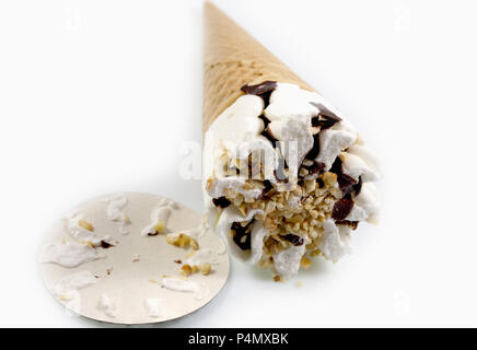 Eis bestreut mit Schokolade und Nüsse auf weißem Hintergrund. Stockfoto