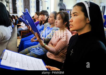 Die Sonntagsmesse in der Katholischen Kirche von Phu Ly (Ha Nam Provinz) in der Nähe von Hanoi, Vietnam - Sonntagsmesse in der katholischen Kirche von Phu Ly (Ha) Nam-Provinz nahe Hanoi, Vietnam Stockfoto