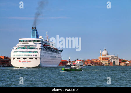 Kreuzfahrt Schiff durch den Guidecca Kanal in Venedig, Italien. Venedig ist auf eine Gruppe von 117 kleinen Inseln, die durch die Kanäle und Li getrennt sind Stockfoto