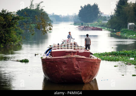 Lastkähne auf einem Kanal in Nam Dinh Provinz, Vietnam - Binnenschiffe in einem Kanal in der Nam Dinh-Provinz, Vietnam Stockfoto