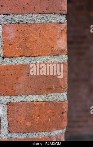 Ecke von Red brick wall Nähe zu sehen. Stockfoto