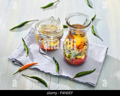 Eingelegtes Gemüse in würziger Öl Stockfoto