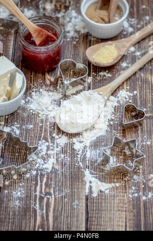 Zutaten für jammy Butterkekse: Butter, Mehl, Marmelade und Demerara Zucker Stockfoto