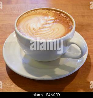 Eine Tasse Kaffee mit einem Muster in der Milch Schaum gezeichnet Stockfoto