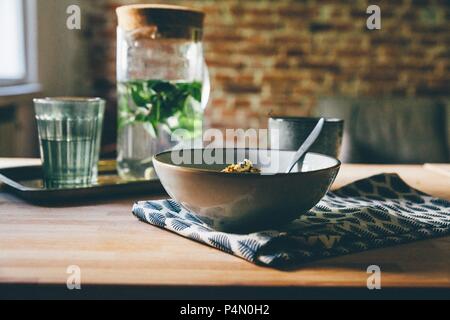 Erdbeere Hafer mit Cashew Nüssen und Honig Stockfoto