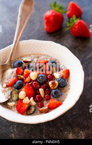 Chia Milchreis mit Beeren und Haselnüsse Stockfoto