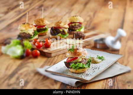 Mini Hamburger mit Salat, Tomaten und Käse Stockfoto