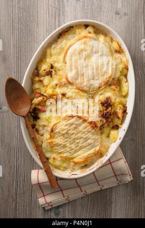 Tartiflette (Kartoffel Backen mit Käse Reblochon, Frankreich) Stockfoto