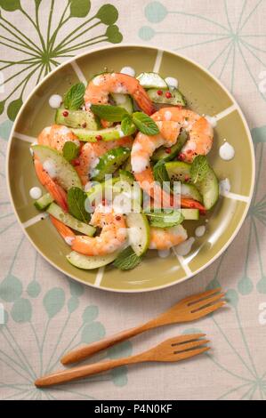 Garnelensalat mit Gurke, Apfel, Minze und rote Pfefferkörner Stockfoto