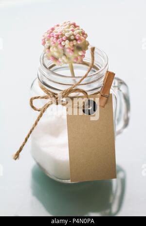 Kuchen Pops mit weißem Schokoladenüberzug und Zucker Perlen Stockfoto