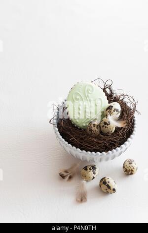 Ostern Kekse und die Eier von Wachteln in ein Osternest Stockfoto