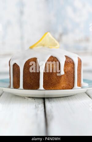 Veganer Zitronenkuchen mit weißer Zuckerglasur Stockfoto