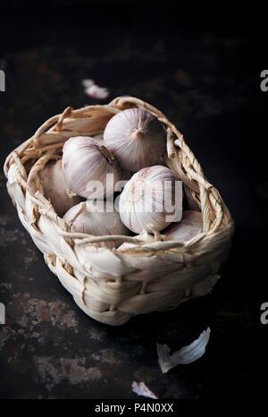 Frischer Knoblauch in einem Korb Stockfoto