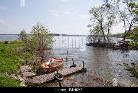 HJÄLMAREN Södermanland-Närke 2018 Row-Boot am Pier Stockfoto