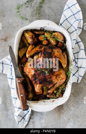 Gebratenes Huhn mit Kartoffeln und Thymian Stockfoto