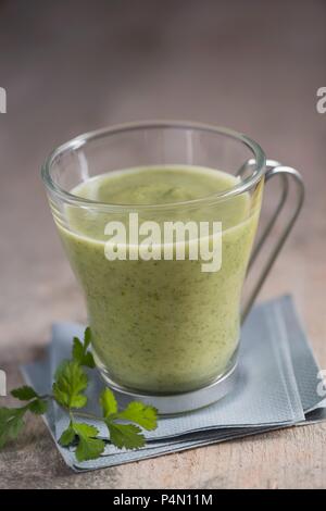 Mexikanischer Koriander Suppe in ein Glas Schale Stockfoto