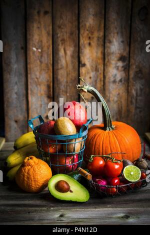 Obst und Gemüse auf einer Holzoberfläche Stockfoto