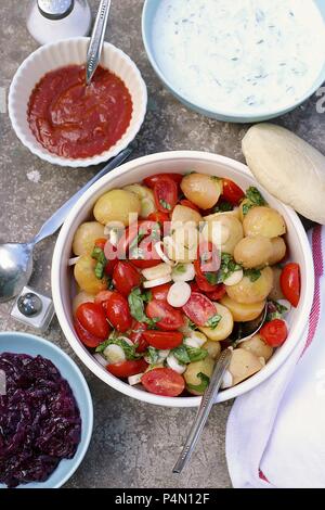 Kartoffelsalat mit Tomaten, Frühlingszwiebeln und Basilikum Stockfoto