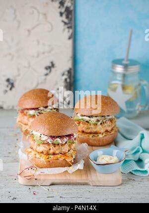 Lachs Burger mit Kohl und Avocado Stockfoto