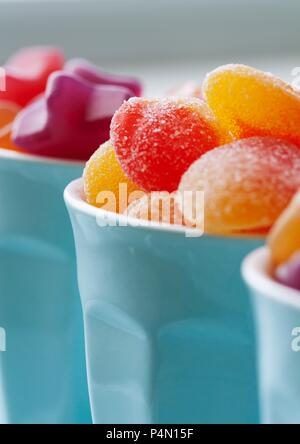 Bunte Jelly Süßigkeiten in blau Tassen Stockfoto